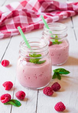 İki kavanoz lezzetli ahududu yoğurdu. 