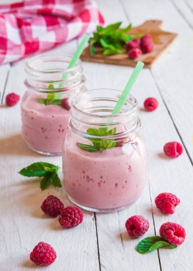 İki kavanoz lezzetli ahududu yoğurdu. 