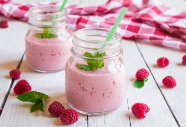 İki kavanoz lezzetli ahududu yoğurdu. 