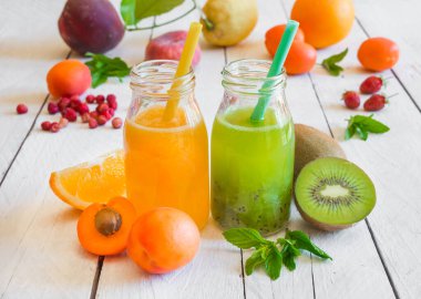 meyve içecekleri taze meyve ve ahşap arka planda böğürtlen