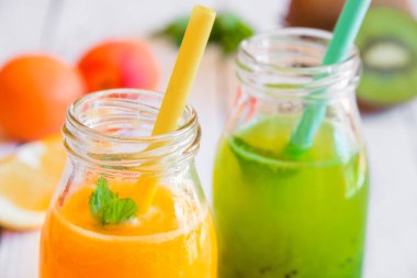 meyve içecekleri taze meyve ve ahşap arka planda böğürtlen