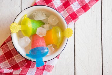 Ahşap arka planda renkli meyveler.