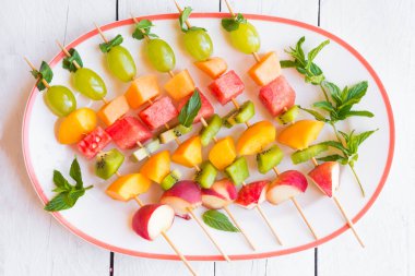 taze ve sulu dilimlenmiş meyveler çubuklarda