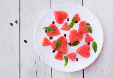 Karpuz parçalarının beyaz arkaplan üzerinde kalp şeklinde üst görünümü