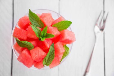 Kâsede taze karpuz dilimleri