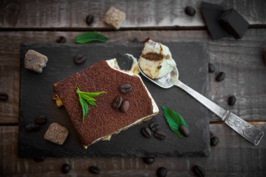 Nane ve fındıklı çikolatalı pasta.