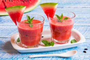 Beyaz ahşap arka planda naneli karpuz smoothie.