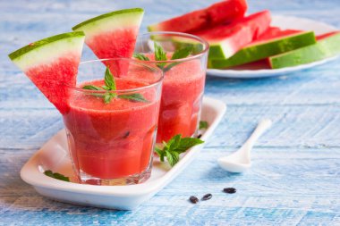 Beyaz ahşap arka planda naneli karpuz smoothie.