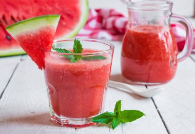 Beyaz ahşap arka planda naneli karpuz smoothie.