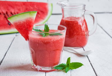 Beyaz ahşap arka planda naneli karpuz smoothie.