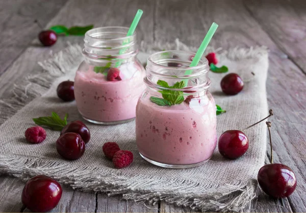 Две Банки Вкусного Малинового Йогурта — стоковое фото