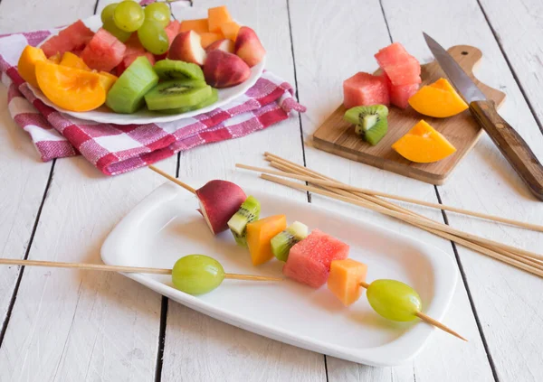 Ensalada Frutas Frescas Plato Sobre Mesa Madera — Foto de Stock