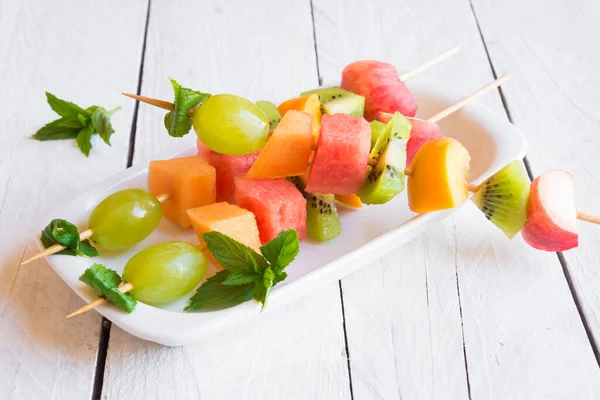 Salada Frutas Frescas Fundo Madeira Branca — Fotografia de Stock