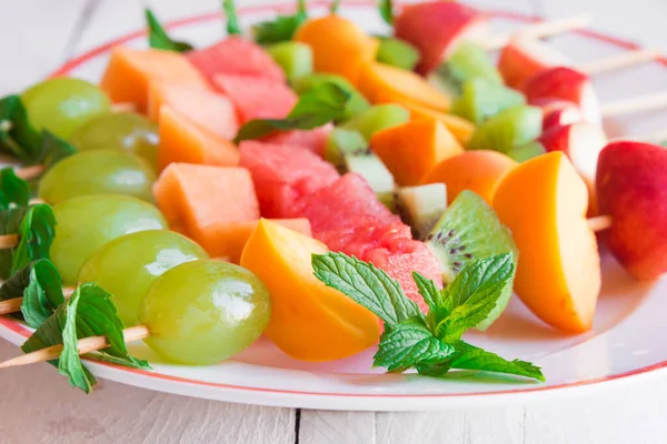 taze ve sulu dilimlenmiş meyveler çubuklarda