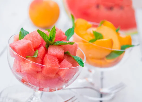 Schijfjes Verse Perziken Watermeloen Schalen — Stockfoto