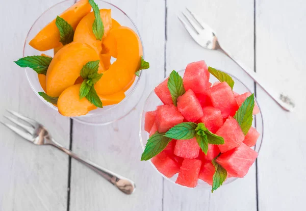 Schijfjes Verse Perziken Watermeloen Schalen — Stockfoto