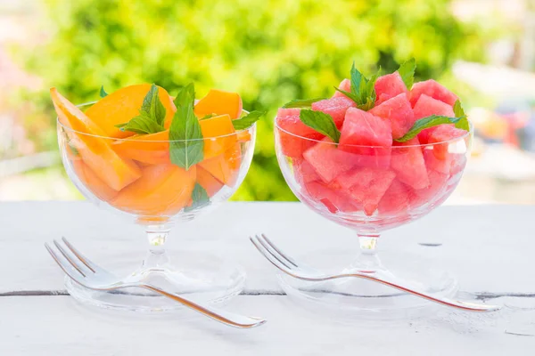 Frischer Sommersalat Mit Melone Und Gemüse — Stockfoto