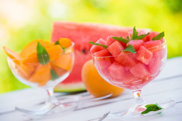 Scheiben Von Frischen Pfirsichen Und Wassermelone Schüsseln — Stockfoto