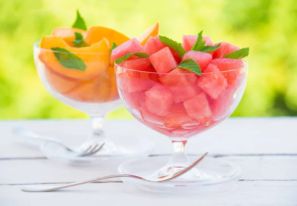 Scheiben Von Frischen Pfirsichen Und Wassermelone Schüsseln — Stockfoto