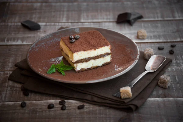 Torta Tiramisù Con Menta Fondo Legno — Foto Stock