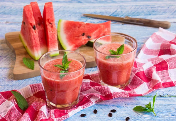 Watermeloen Smoothie Met Munt Witte Houten Achtergrond — Stockfoto