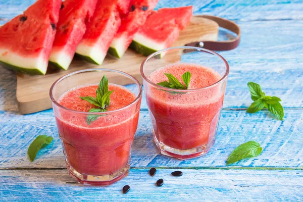 Watermeloen Smoothie Met Munt Witte Houten Achtergrond — Stockfoto