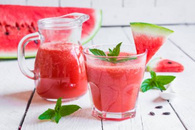 Beyaz ahşap arka planda naneli karpuz smoothie.
