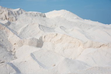 Çöldeki beyaz kum ocağı.