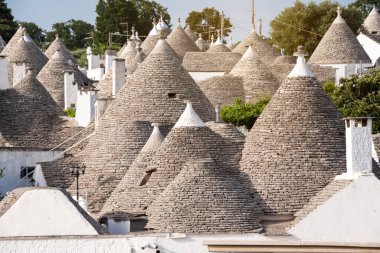 tipik Trulli evleri Alberobello, Apulian bölgesi, İtalya