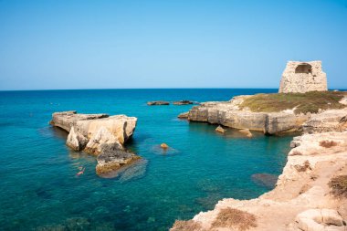 Yığınları ve kayalık kıyıları olan güzel bir deniz.