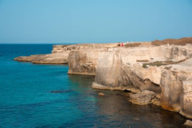 Yığınları ve kayalık kıyıları olan güzel bir deniz.