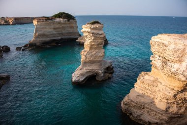 Yığınları ve kayalık kıyıları olan güzel bir deniz.