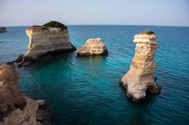 Yığınları ve kayalık kıyıları olan güzel bir deniz.