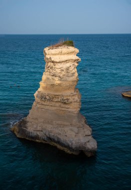 Yığınları ve kayalık kıyıları olan güzel bir deniz.