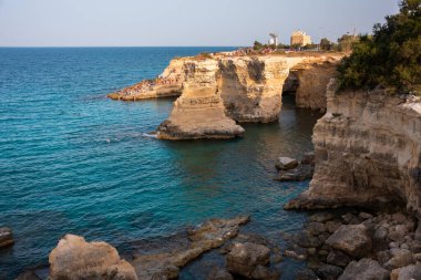 Yığınları ve kayalık kıyıları olan güzel bir deniz.