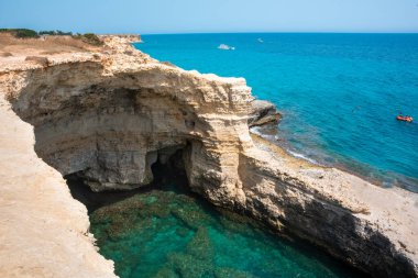 Yığınları ve kayalık kıyıları olan güzel bir deniz.
