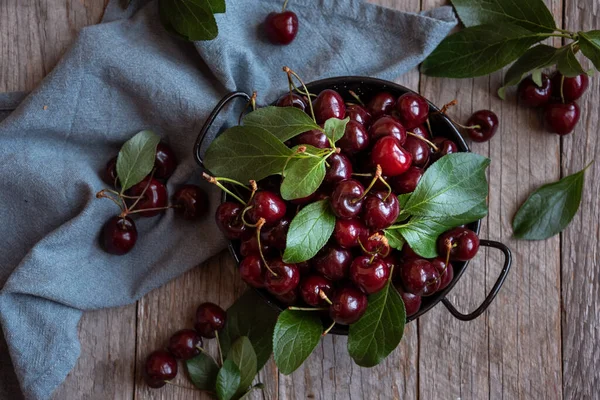 Frische Reife Dunkle Kirschen Mit Grünen Blättern — Stockfoto