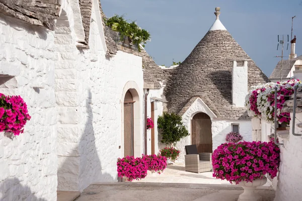 Typische Trulli Häuser Mit Blumen Alberobello Region Apulien Italien — Stockfoto