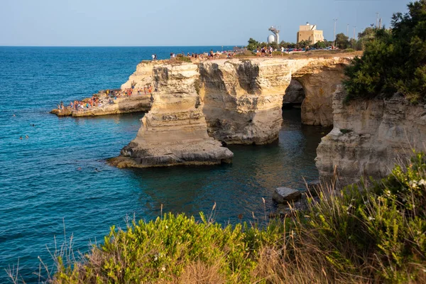 Yığınları ve kayalık kıyıları olan güzel bir deniz.