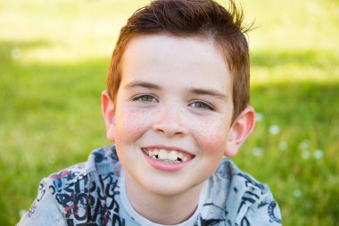 Yaz parkındaki sevimli bir çocuğun portresi.  