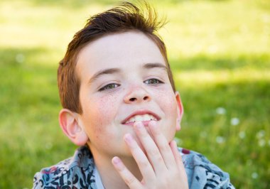 Yaz parkındaki sevimli bir çocuğun portresi.  