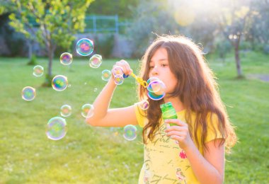 Sabun köpüğü üfleme yaz parkta kız