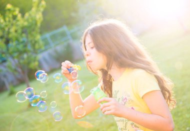 Sabun köpüğü üfleme yaz parkta kız