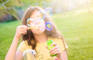 Sabun köpüğü üfleme yaz parkta kız