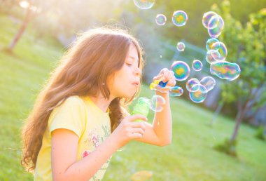 Sabun köpüğü üfleme yaz parkta kız