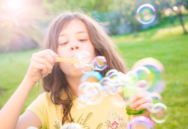 Sabun köpüğü üfleme yaz parkta kız