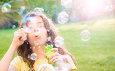Sabun köpüğü üfleme yaz parkta kız