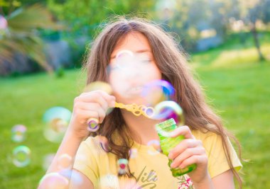 Sabun köpüğü üfleme yaz parkta kız