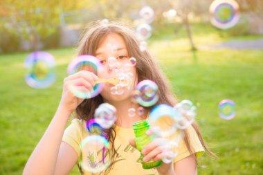 Sabun köpüğü üfleme yaz parkta kız