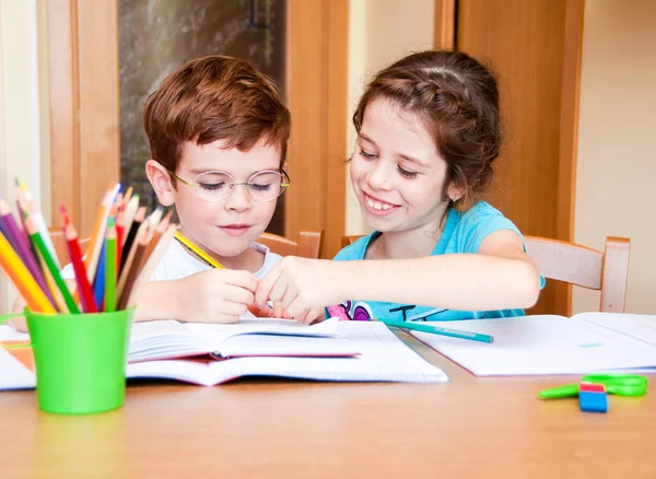 Jongen Meisje Zitten Aan Tafel Studeren Huiswerk — Stockfoto